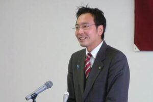 約160人の職員を前に年末のあいさつを行う国定市長