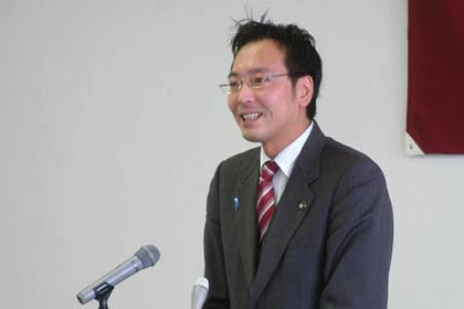 約160人の職員を前に年末のあいさつを行う国定市長