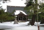 雪が積もる境内