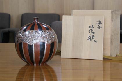 玉川宣夫さんが燕市に寄贈した平成7年制作の接合せ花瓶