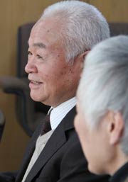 市役所を訪れた玉川さん夫婦