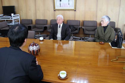 鈴木市長の前で接合せ花瓶を披露する玉川さん