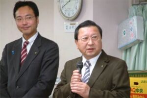 県央寮管理者の国定三条市長(左)と角利産業の加藤社長(右)