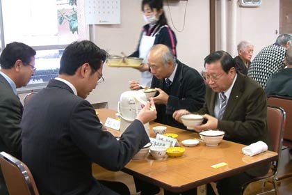 国定市長と加藤社長も席を並べてもちで昼食