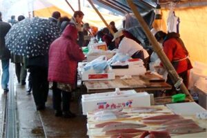 31日、三条市の二・七の定期市会場の中央市場で開かれた歳の市