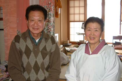 旧三条市時代から含めて40回の三条市の2011年元旦で初めての40回出増者として表彰される堀伸市さんと早知子さん夫婦