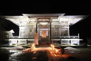 大みそかの31日から寺社は二年参りや初詣でにぎわい、ライトアップされた国上寺でも除夜の鐘