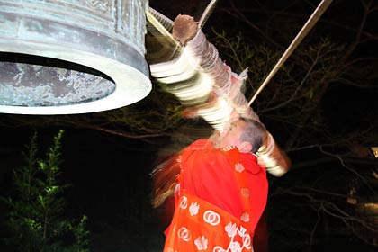 除夜の鐘の一発目は山田住職
