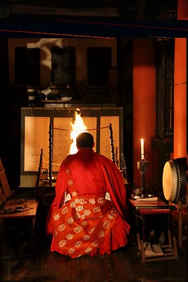 本堂で護摩をたく山田住職