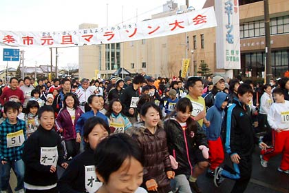 第6回三条市元旦マラソン大会、三条市総合体育館前をスタート