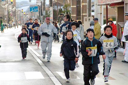 第一産業道路を折り返してゴールを目指す選手