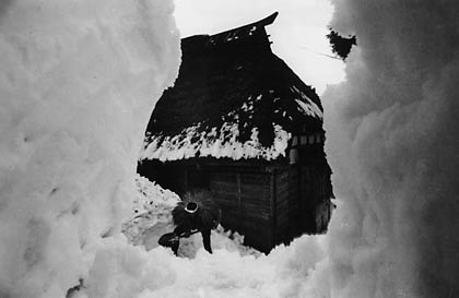 秋山庄太郎写真芸術協会写友会員展新潟巡回展、捧武「かやぶきと生きる」に展示される作品のひとつ