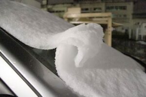 自然のいたずらでフロントガラスに「雪まくり」を思わせる雪の造形