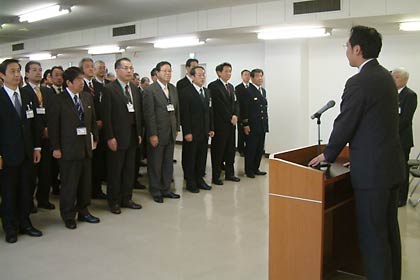 国定市長の年頭のあいさつを聞く約150人の職員