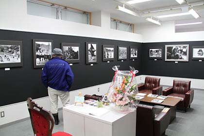 1月31日までフジカラーアウラ内の富士フォトギャラリー新潟で開かれている秋山庄太郎写真芸術協会写友会員展新潟巡回展、捧武「かやぶきと生きる」