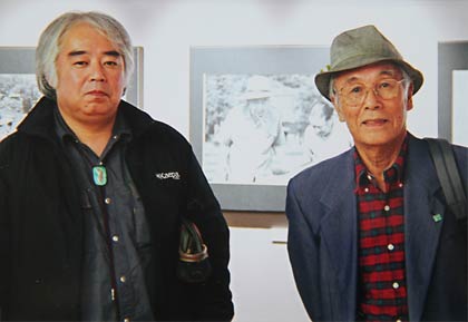 昨秋、秋山庄太郎写真芸術協会写友会員展で秋山庄太郎写真芸術館を訪れたときの捧さん(右)