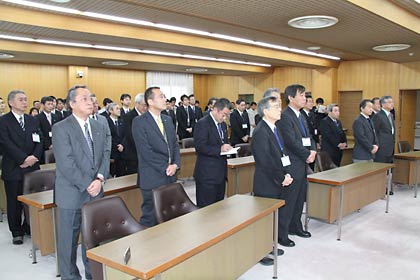 鈴木市長の年頭のあいさつを聞く職員