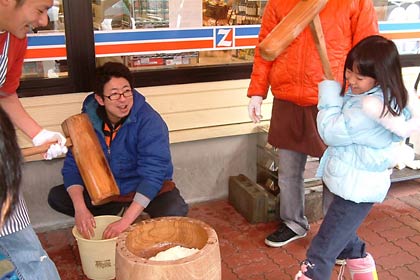 マルセンで恒例のもちつき大会