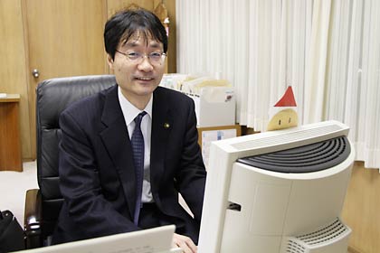 市長室のパソコンでブログの原稿を打つ鈴木市長