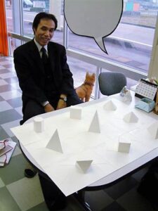 明間印刷所製造の立体学習本「木原隆明の世界　起き上がる形本（けいほん）1［基本立体編］」と明間社長