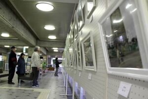 31日まで「水道の塔 紅葉写真コンテスト」作品展で応募59作品すべてを展示