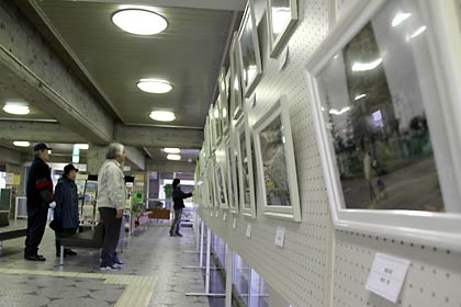 31日まで燕市中央公民館ロビーで開かれている「水道の塔 紅葉写真コンテスト」作品展