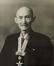 文化勲章を首から下げた鈴木博士