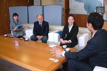 左からジャイカ国際協力推進員の佐脇さん、にいがた青年海外協力隊を育てる会の横山事務局長、グアテマラへ派遣された坂井さん、国定市長