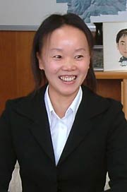 笑顔で帰国報告する坂井さん
