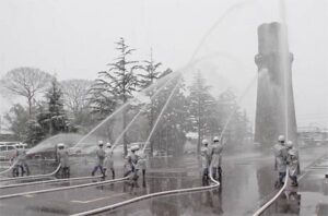 9日に燕市文化会館で行われた平成23年燕市消防出初め式の放水披露