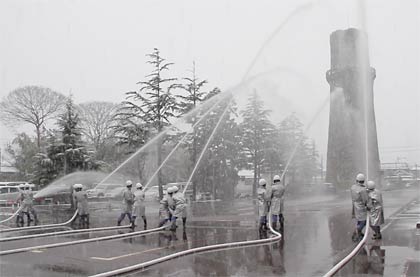 9日に燕市文化会館で行われた平成23年燕市消防出初め式の放水披露