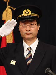式辞で敬礼する鈴木市長