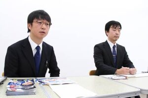 記者会見する県議選出馬の大平氏(左)と加茂市議選出馬の浅野氏(右)