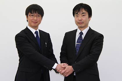 握手する大平氏と浅野氏