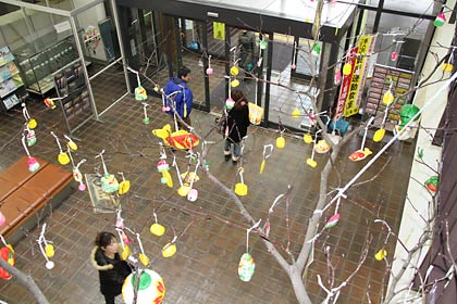三条市役所三条庁舎の正面玄関にことしもまゆ玉飾りがお目見え