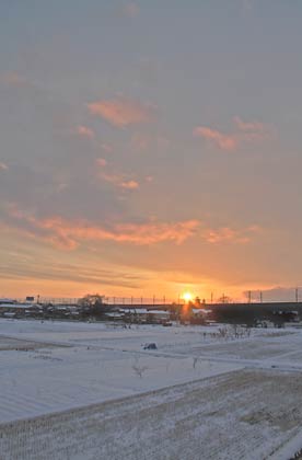 11日夕方の三条市上須頃地内で夕焼け