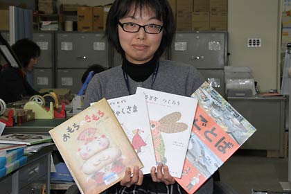 市長から読み聞かせをして感想を書いてもらった絵本を手に担当職員