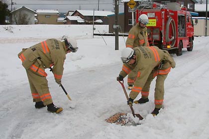 三条市五明で雪に埋まった消火栓を掘り起こす三条市消防本部職員