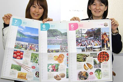 カレンダーのデザインとPRする食育推進室職員