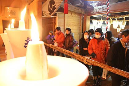 14日夜から三条市・八幡宮で行われた献灯祭