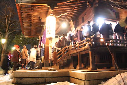 八幡宮に続いて金山神社を参拝する市民