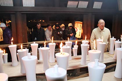 金山神社にもたくさんのろうそくが並ぶ