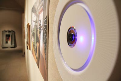 音の展示、右の丸いCDプレーヤーで洋食器を製造する3種類の機械の作動尾音を流す
