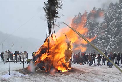 16日にふれあいパーク久賀美で行われた塞の神