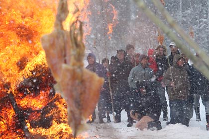 猛烈な地吹雪のなかでスルメを焼く