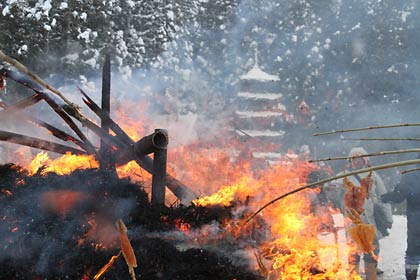 酒呑童子神社や国上山を背景に燃え盛る