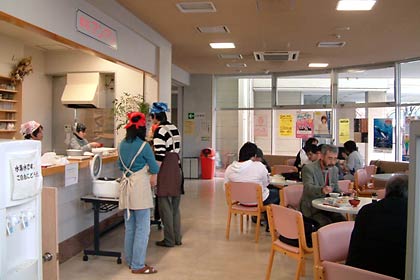 三条地域若者サポートステーションが水曜と金曜の週2回、三条勤労青少年ホーム「ソレイユ三条」で開設、運営している喫茶「アンアン」