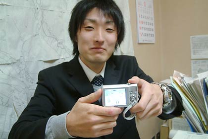ハクチョウが描くハートを撮影した(株)下田郷開発コーディネーター事務室の中野さん