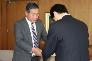 燕市特別職報酬等審議会、特別職3%引き上げ、議員報酬据え置きを答申