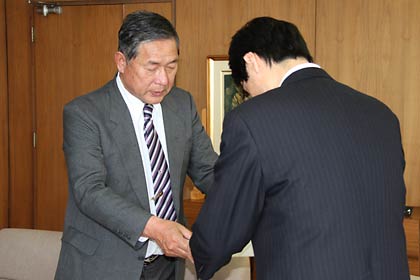 鈴木市長に答申する燕市特別職報酬等審議会会長の石原吉田商工会会長(左)と鈴木市長(右)